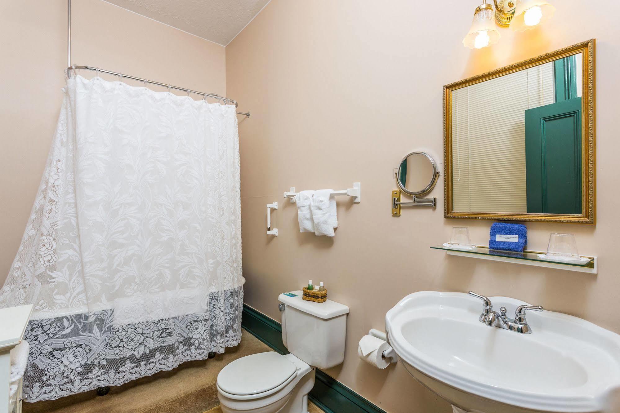 Spencer House Inn Сэйнт-Мэрис Экстерьер фото